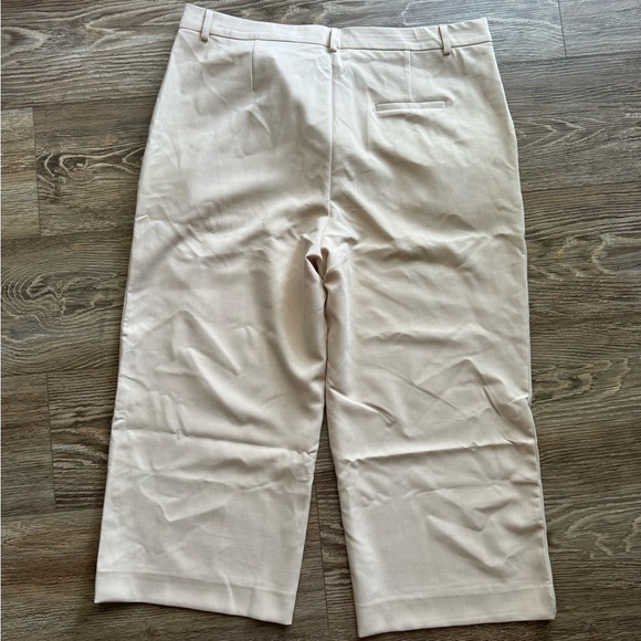 Pleated Straight Cropped Pant - Picture 3 of 7